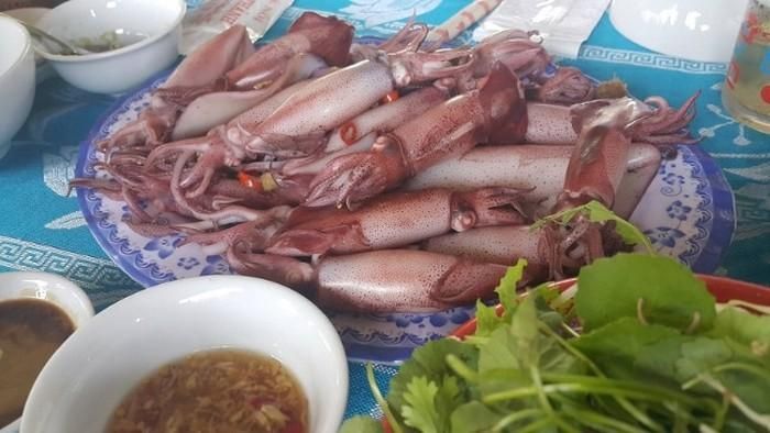 Mực nhảy có thể được chế biến thành nhiều món ăn khác như luộc, xào, hấp hay gỏi. Mực nhảy có vị tươi, ngon, thơm rất đặc trưng, khác hoàn toàn so với các loại mực ở vùng biển khác trên cả nước. Ảnh: Motthegioi.