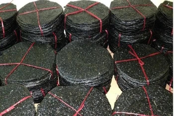Bánh đa ở những vùng này dầy, to, giòn và đặc biệt là có rất nhiều vừng đen, ăn vừa béo, thơm, vừa giòn, khi đói có thể ăn trừ cơm, chỉ thấy no mà không thấy chán. Ảnh: Internet.