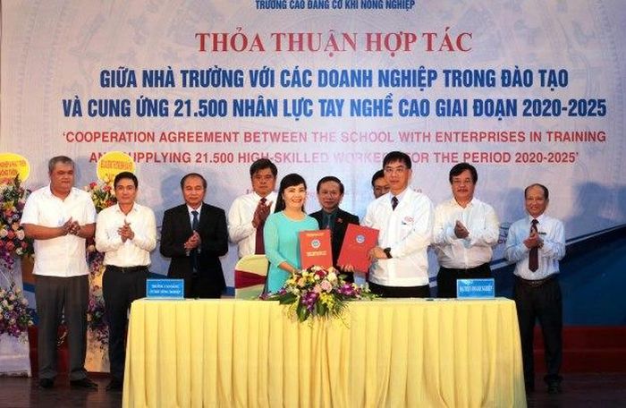Trao thỏa thuận hợp tác nhà trường và doanh nghiệp