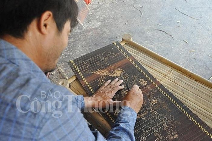 Bước cạo tre đòi hỏi sự tinh tế, yêu nghệ thuật và sự đam mê của người thợ chế tác tranh tre