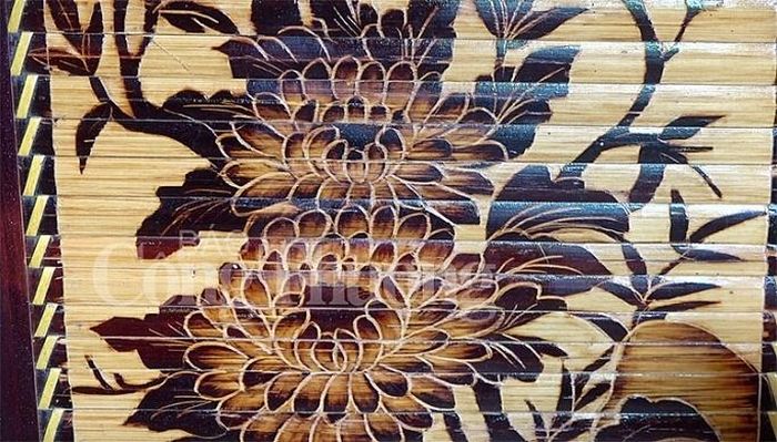 Màu sắc nâu hoặc đen bóng của tranh do kĩ thuật hun khói đặc biệt