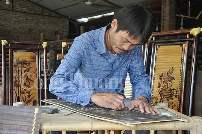 Hai sắc vàng, nâu đen nhã nhặn dưới bàn tay khéo léo của người nghệ nhân đã trở thành những sản phẩm sinh động mang đầy tính nghệ thuật