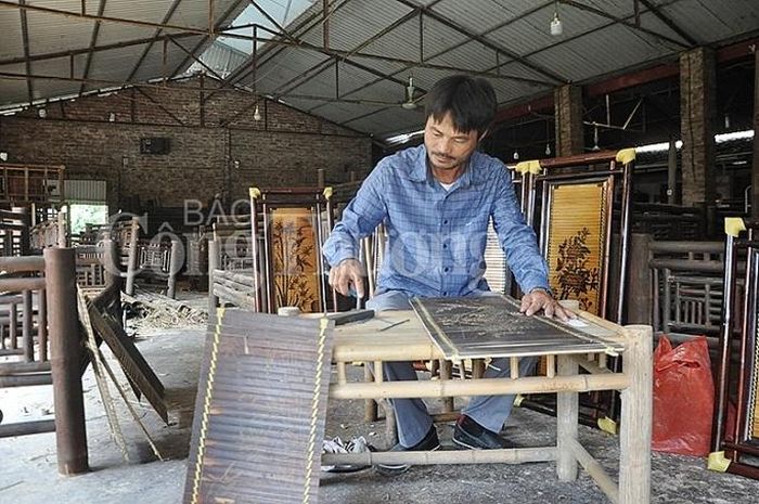 Nghệ nhân Nguyễn Văn Kỷ là một trong những người giữ nghề tranh tre hun khói ở Xuân Lai