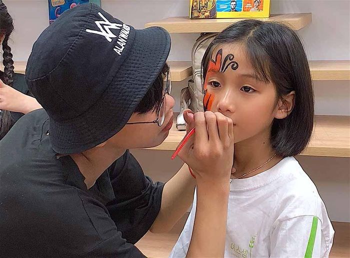 Chuyên viên trang điểm của Tiny Trần Make up & Studio hóa trang cho khách. Ảnh: Mộc Trà