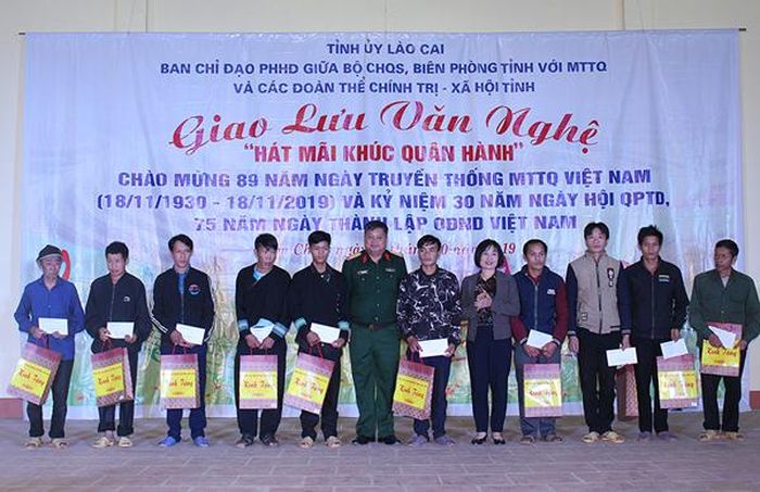 Tặng quà hội viên Hội Cựu Chiến binh có hoàn cảnh khó khăn.