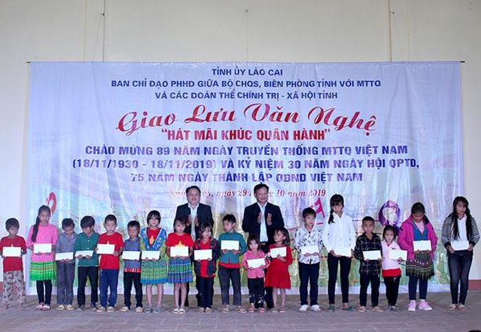 Tặng quà học sinh có hoàn cảnh khó khăn.