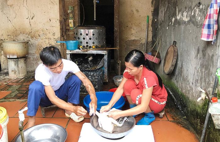 Tranh thủ thời gian không đi chạy thận, anh Nguyễn Đức Dực, khu Phố, thị trấn Thanh Thủy, huyện Thanh Thủy phụ giúp vợ mổ gà thuê để có thêm thu nhập trang trải cuộc sống.