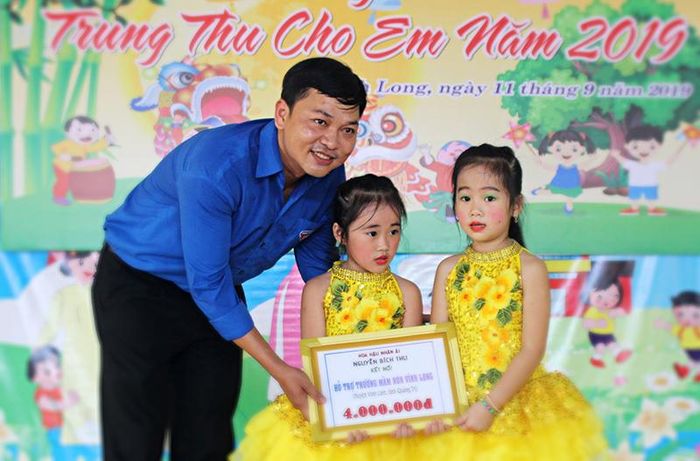 Anh Trần Thái Dương trao quà của nhà tài trợ cho các em nhỏ