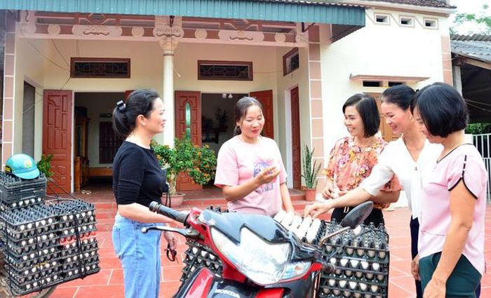 Hội viên Hà Thị Hằng (thứ 2 từ trái sang) làm giàu từ nuôi vịt đẻ trứng.