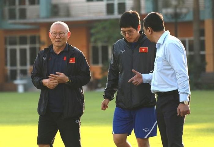 HLV Park Hang-seo và lãnh đạo VFF cũng có mặt trên sân tập vào chiều 30-10. Ảnh: CTV.