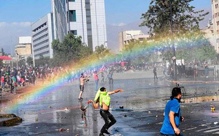 Vòi rồng xuất hiện trong cuộc biểu tình ở Chile.