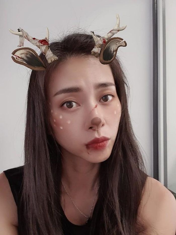 Trong khi vợ chồng Huy Khánh - Khởi My ăn mặc như một quả bí ngô đáng yêu thì "đả nữ" Ngô Thanh Vân không tốn nhiều thời gian hóa trang. Cô chỉ sử dụng phần mềm chụp ảnh điện thoại với hình tượng chú tuần lộc có gương mặt máu me. 