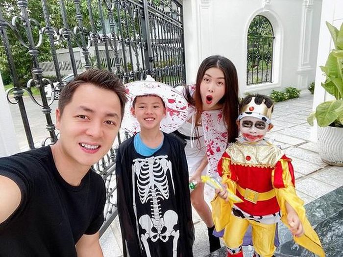 Vợ chồng Đăng Khôi đầu tư trang phục và phụ kiện cho các con tham gia lễ hội Halloween ở trường. Hai bé trai được ăn mặc theo phong cách kinh dị và chụp ảnh cùng bố mẹ. 