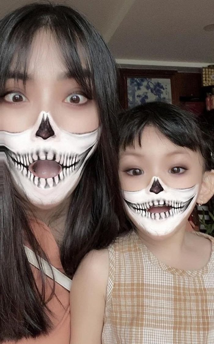 Mẹ con ca sĩ Hải Băng cũng sử dụng phần mềm điện thoại để hưởng ứng phong trào hóa trang lớn nhất năm. Những khoảnh khắc hài hước này nhận được lượt thích lớn trên mạng xã hội.