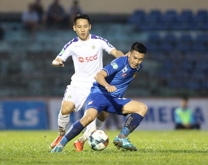 Hà Nội FC đánh bại Quảng Nam với tỉ số 2-1 tại sân Tam Kỳ. Ảnh: Viết Định