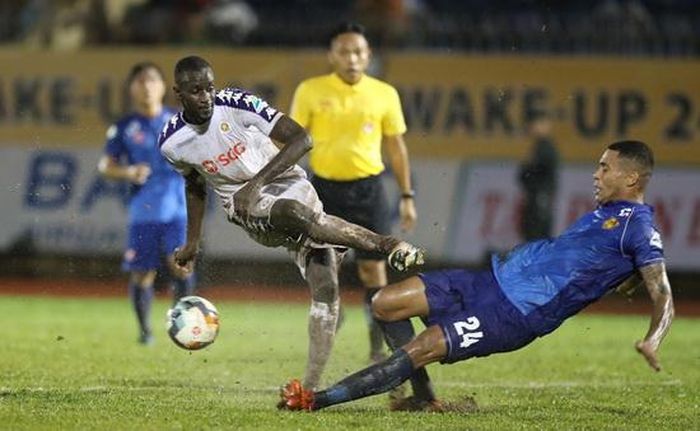  Ibou Kebe (trái) góp một bàn thắng vào chiến công của đội bóng thủ đô.