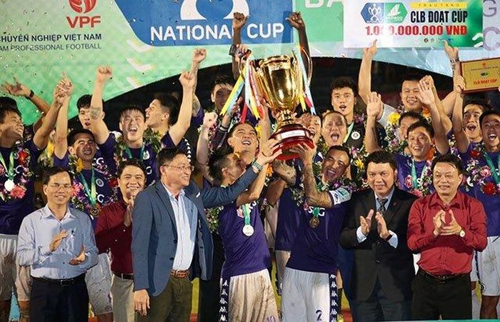 Các cầu thủ Hà Nội hân hoan nâng cao chức vô địch.