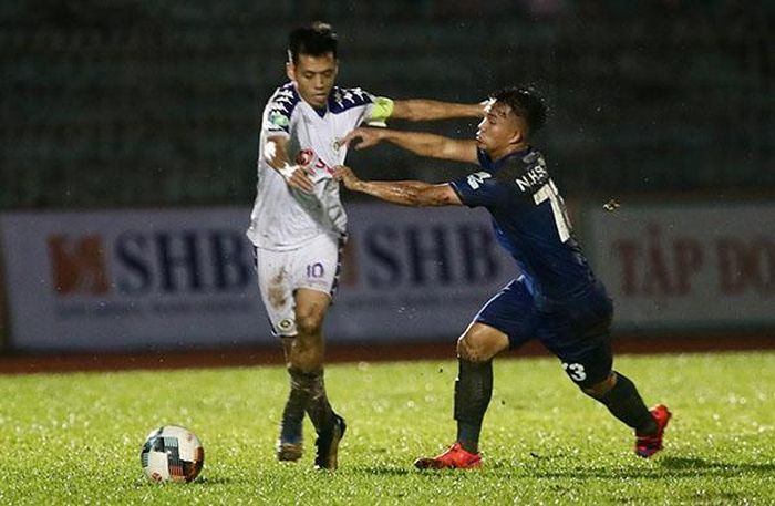 Tiền đạo đội trưởng Văn Quyết bên phía Hà Nội thi đấu rất nổi bật và góp công lớn trong cả hai bàn thắng quyết định.