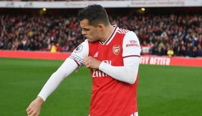 Xhaka bức xúc cởi bỏ băng đội trưởng khi bị thay ra trong sự la ó của cổ động viên.