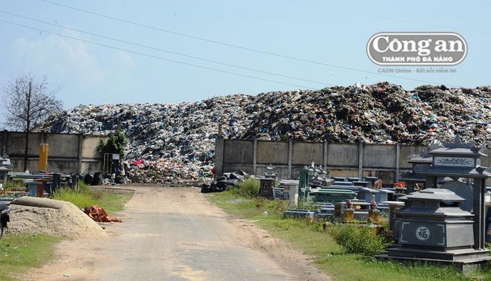 Quảng Nam đang xúc tiến khảo sát địa điểm xây dựng lò đốt rác theo công nghệ hiện đại tiến tới xóa bỏ hình thức chôn lấp như hiện nay.