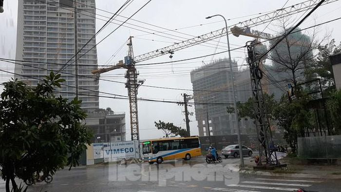 Khu vực ven biển Đà Nẵng mưa và gió lớn khiến người đi xe máy không thể di chuyển. 