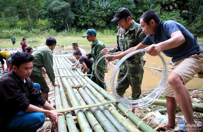 Để có vật liệu làm cầu, bản Hạt đã huy từ các hộ dân trong bản. Mỗi hộ góp 1 cây tre (mét), một số vật liệu khác do cánh đàn ông đi lấy từ rừng hoặc trích từ nguồn quỹ của bản để mua về. Ảnh: Hồ Phương