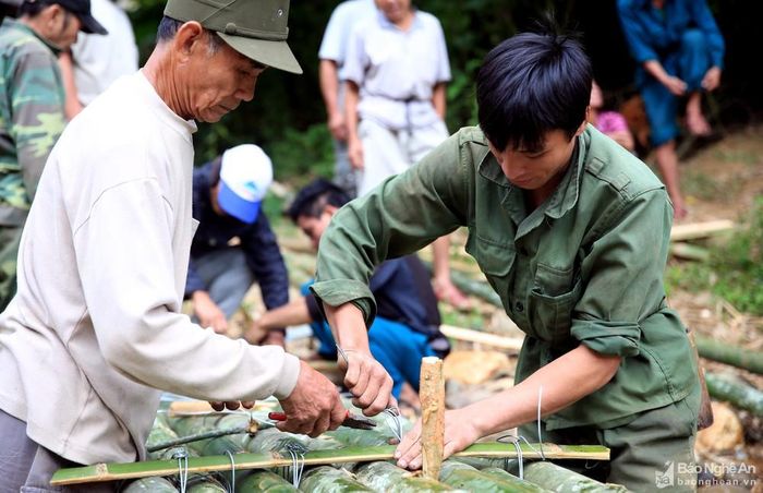 Thân cầu được tạo nên từ những cây tre do người dân đóng góp. Chiếc cầu dân sinh của bản Hạt không có lan can. Công việc này do những người đàn ông to khỏe, có kinh nghiệm và được cắt cử cẩn thận. Ảnh Hồ Phương