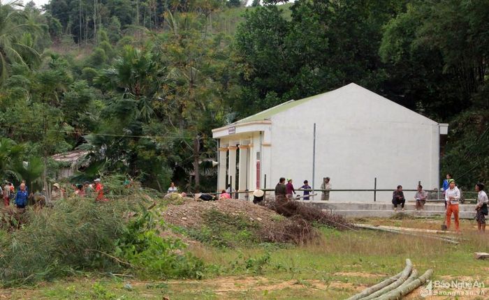 Có điều, nhà văn hóa của bản Hạt nằm tách biệt bên kia dòng khe Chà Hạ so với khu dân cư của bản. Chính vì thế, mỗi lần đi họp, đi liên hoan văn nghệ... đều phải vượt khe suối. Ảnh: Hồ Phương