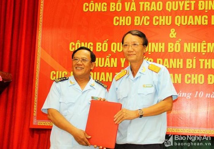 Đồng chí Nguyễn Công Bình - Phó Tổng Cục trưởng Tổng cục Hải quan đã trao thông báo việc nghỉ hưu theo chế độ đối với ông Chu Quang Luân. Ảnh: Hoàng Vĩnh
