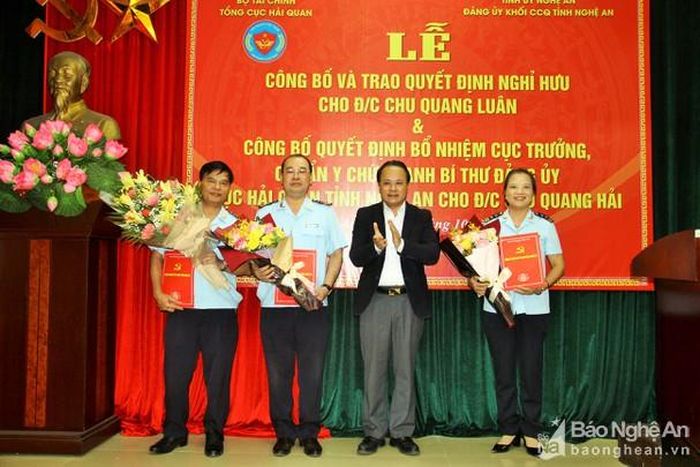 Đồng chí Nguyễn Nam Đình - Ủy viên BTV Tỉnh ủy, Bí thư Đảng ủy Khối Các cơ quan trao Quyết định chuẩn y chức danh Bí thư Đảng ủy Cục Hải quan Nghệ An cho đồng chí Chu Quang Hải. Ảnh: Hoàng Vĩnh