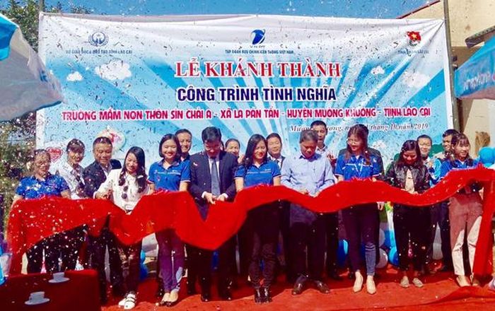 Đại diện VNPT Lào Cai, Sở Giáo dục và Đào tạo và Tỉnh đoàn cắt băng khánh thành công trình Điểm trường mầm non thôn Sín Chải A.