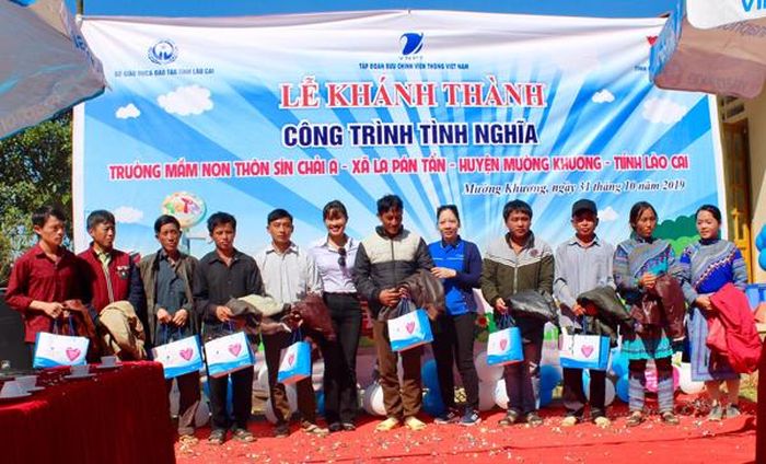 Đại diện VNPT – VinaPhone Lào Cai tặng áo ấm và giày mùa đông cho người dân nghèo thôn Sín Chải A.