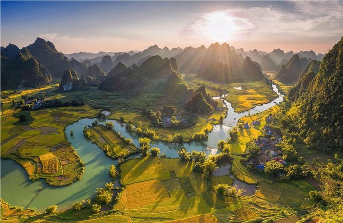 Từ trên cao bạn có thể ngắm dòng sông Quây Sơn với những khúc quanh co phẳng lặng bình yên và trong vắt