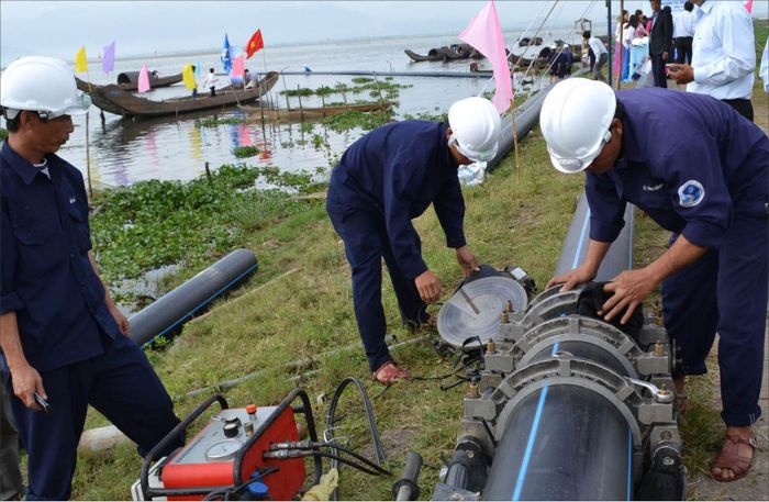Công ty CP Cấp nước tỉnh là doanh nghiệp tiên phong thực hiện thành công việc đưa nước băng phá Tam Giang 