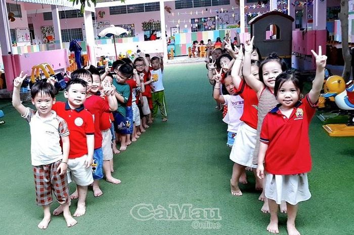 Học sinh lớp Lá 2 háo hức khi được cô giáo cho ra sân tham gia hoạt động ngoài trời.