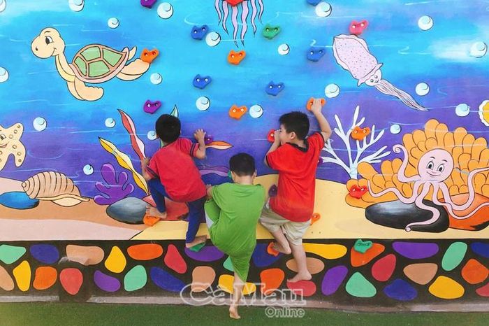 Hoạt động leo núi giúp phát triển vận động cho bé.