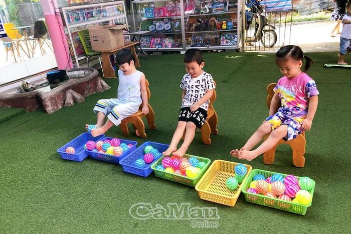 “Gắp bóng bằng chân”, trò chơi vận động thu hút nhiều trẻ tham gia.