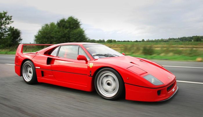 F40 là chiếc xe đầu tiên của Ferrari chinh phục được tốc độ 320 km/giờ. Ảnh: Wikipedia.