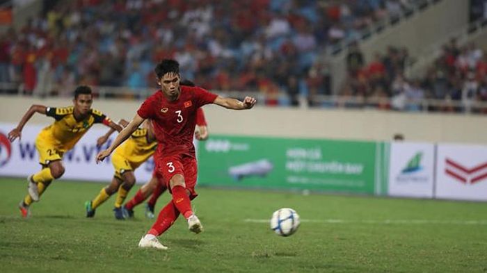 Tấn Sinh là trung vệ triển vọng của thầy Park. Ảnh: Hoàng Linh