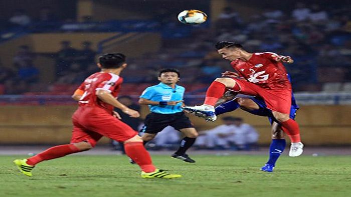 Ngọc Hải cho thấy sự chắc chắn ở hàng thủ đội tuyển. Ảnh: Hoàng Linh