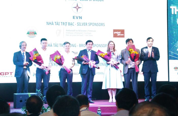 Đại diện ban tổ chức tặng hoa đến 16 nhà tài trợ chương trình