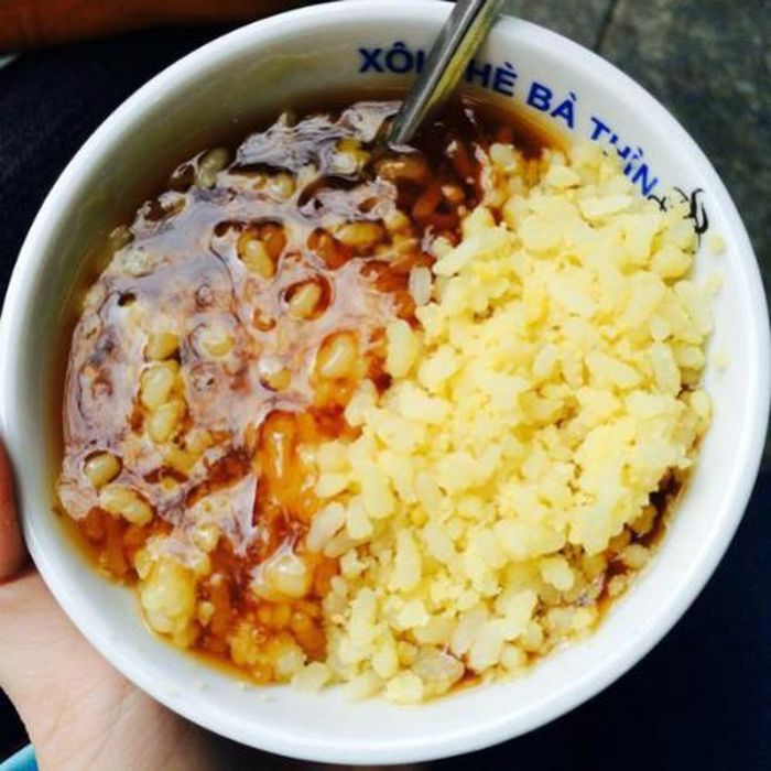 Xôi chè là một món ăn đặc trưng và thanh tao của người Hà thành xưa. Món bao gồm xôi vò đỗ xanh và chè. Xôi được đồ lên rất khéo, từng hạt béo, mềm và không dính bết lại với nhau, có màu vàng ươm hấp dẫn.