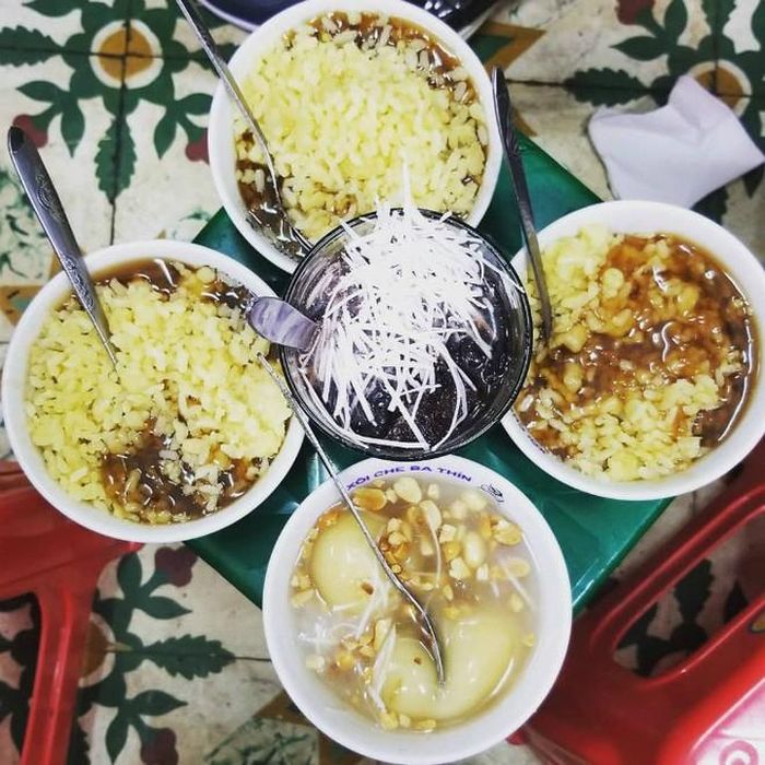 Nếu bạn không thích vị ngọt đậm, nên chọn cho mình bát chè hoa cau trộn cùng xôi vò. Chè hoa cau ở đây được nấu cùng bột sắn có rắc thêm hạt đỗ xanh, chính vì vậy nên nó có vị ngọt mát. Ảnh: Internet.