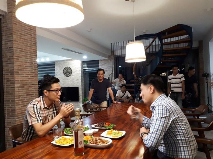 Đạo diễn Khải Hưng chỉ đạo cảnh quay phim "Sinh tử" với sự tham gia của Việt Anh. 