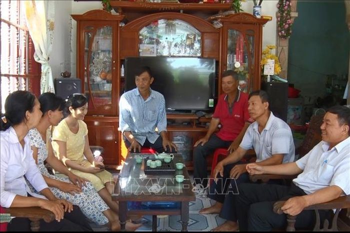 Các cán bộ quản lý mô hình Địa chỉ tin cậy - Nhà tạm lánh xã Xuân Tây (Cẩm Mỹ, Đồng Nai) tư vấn, tuyên truyền về luật hôn nhân và gia đình cho người dân.