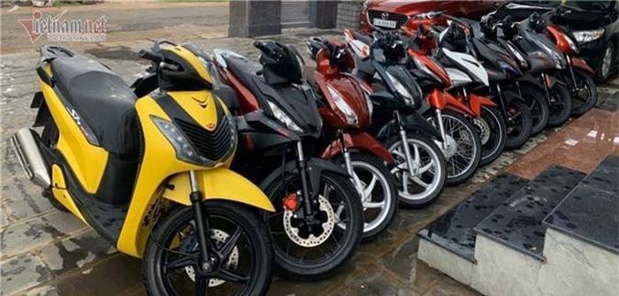 Ảnh 3: Bộ sưu tập xe của anh Phụng đa số là xe tay ga Honda.