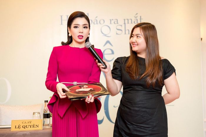 Chiếc vé lấy ý tưởng từ chiếc đĩa than, được thiết kế cầu kỳ với chất liệu cao cấp và nặng gần 1kg sẽ không đơn thuần là vé vào xem, mà còn là một “kỉ vật” để những ai yêu Lệ Quyên và tiếng hát của cô có thể giữ lại làm kỉ niệm