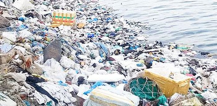  .... và gần đó là núi rác bủa vây, quanh khu dân cư 