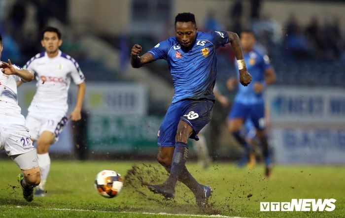 Hoàng Vũ Samson đối đầu Hà Nội FC. (Ảnh: Quang Minh)