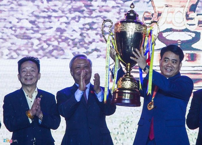 Sau đó, CLB Hà Nội cũng trao tặng lại chiếc cúp vô địch V.League 2019 cho ông Nguyễn Đức Chung để tri ân người hâm mộ thủ đô vì đã đồng hành cùng đội bóng trong suốt mùa giải vừa qua.